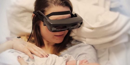 Berkat teknologi, ibu buta ini bisa lihat anaknya untuk pertama kali