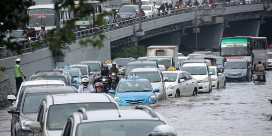 5 Titik jalanan ibu kota tergenang air, lalu lintas macet