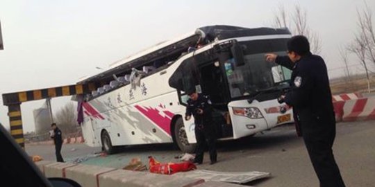 Bus di China hajar palang rintang, tewaskan dua penumpang