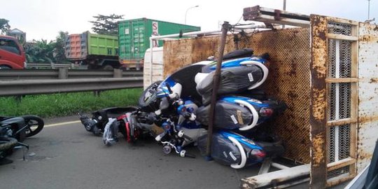 Truk pengangkut motor terguling di Tol Cakung