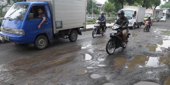Awas, jalan rusak dan bergelombang di Cipinang ancam pengendara