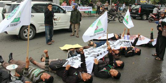 Sambut kunjungan Jokowi, mahasiswa Medan demo tidur di jalan