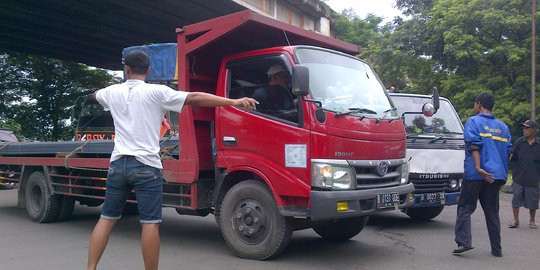 Bukannya urai macet akibat excavator mogok, polisi malah gelar razia