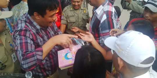 Tiru Jokowi, Djarot pun bagi-bagi buku saat blusukan