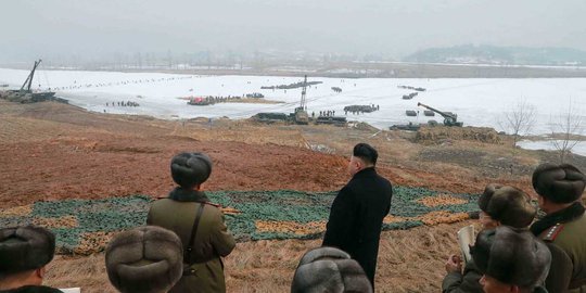 Gaya Kim Jong-un pantau langsung latihan perang tentara Korut