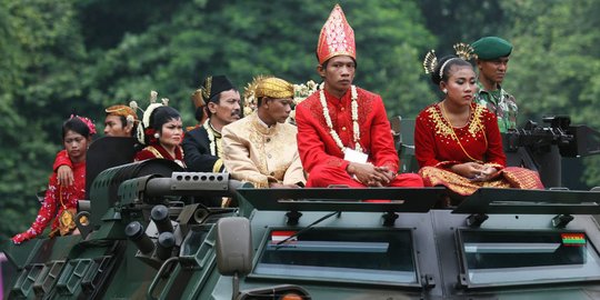 Nikah massal, 5.115 pasang pengantin diarak panser TNI di Senayan
