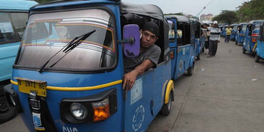 Langgar lalu lintas & kaget lihat polisi di JLNT, sopir bajaj tewas