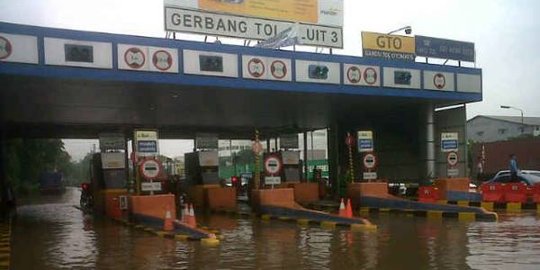 Gerbang tol direndam banjir, Jonru sebut itu sebagai Tol Laut Jokowi