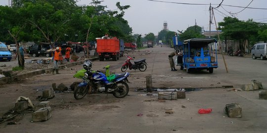 Satpol PP gusur puluhan lapak PKL di Jalan Perintis Kemerdekaan