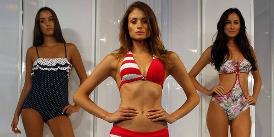 Seksinya model-model Kolombia pamerkan bikini di Colombiatex