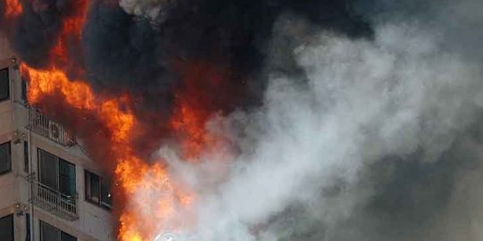7 Jam api melalap toko swalayan di Blora, kini merambat ke gudang