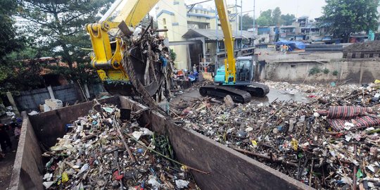 APBD DKI telat disahkan, Dinas Kebersihan tak ada uang sewa truk