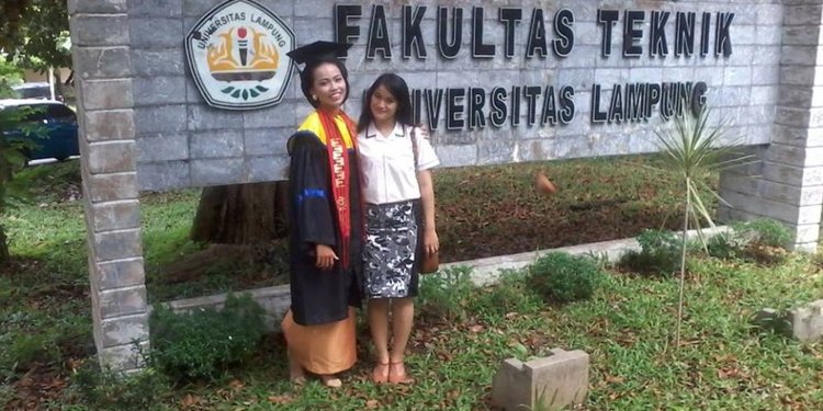 Intan Anak Tukang Tambal Ban Lulusan Terbaik Unila Dengan Ipk 3 7 Merdeka Com
