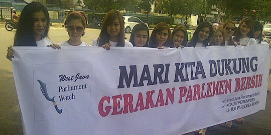 Sindir dewan ladang korupsi, sejumlah wanita cantik demo DPRD Jabar