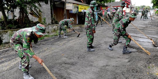 TNI AD bangun jalan di Papua pakai bahan kimia dicampur tanah