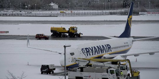 Salju tebal lumpuhkan Bandara Manchester