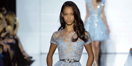 Pesona model pamerkan gaun transparan di Haute Couture Spring-Summer