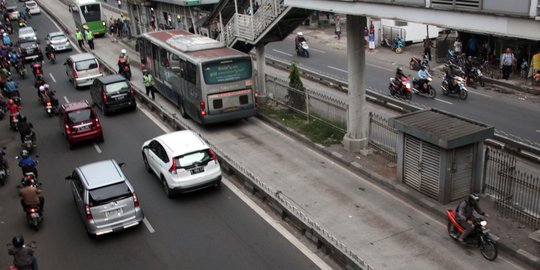 Diskriminasi ke pemotor, Ahok istimewakan mobil boleh lewat busway