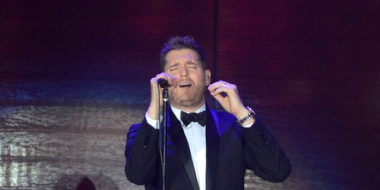 Konser sukses, Michael Buble bawa sejuta keceriaan