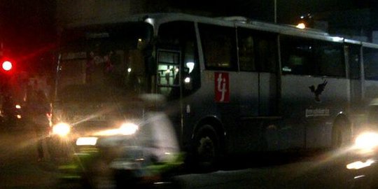 Transjakarta keluarkan asap di Halte Senen
