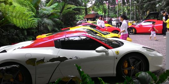 Wow, konvoi Ferrari Surabaya-Malang bikin ngiler