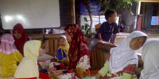 orangtua afidah nangis saat acara wisuda rev1