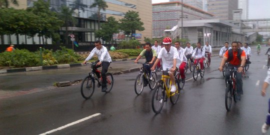 Bercelana pendek, Jokowi bersepeda di tengah gerimis Jakarta