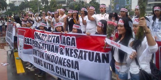 Dukung Komjen Budi Gunawan, cewek-cewek bagi-bagi mawar di HI