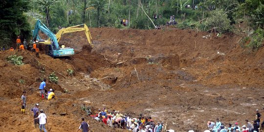 Tebing 10 meter di Temanggung longsor, 2 rumah warga rusak