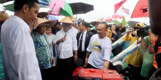 Blusukan ke Ngawi, Jokowi bagi-bagi traktor & pompa air untuk petani