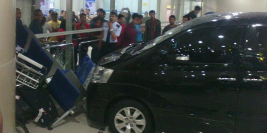 Lagi Mobil Alphard Tabrak Terminal 2 Bandara Juanda Merdeka Com