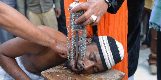 Ekstremnya atraksi 'menyiksa diri' dalam acara keagamaan di India