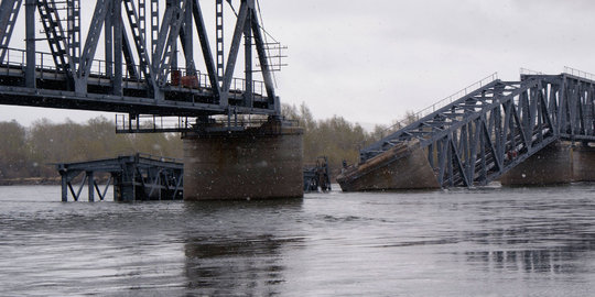 Jembatan ambles akibat curah hujan tinggi, jalur kabupaten putus