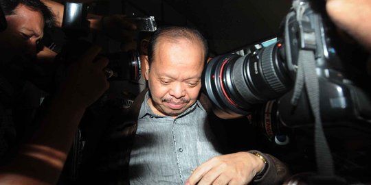 Sebelum ditahan, kening Sutan Bhatoegana sempat terbentur kamera