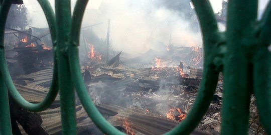 Cucu main api, rumah Marsono dan kedua anaknya ludes terbakar