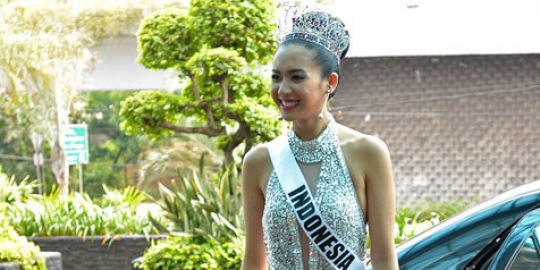 Elvira Devinamira nggak mau masuk gank di Miss Universe 