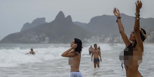 Gelar ritual untuk Dewi Laut, wanita Brasil umbar payudara di pantai