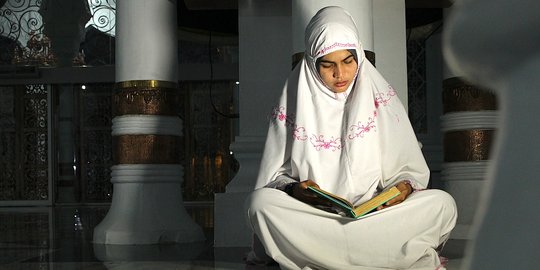 Kisah Bripda Nina, Brimob berjilbab anti teror yang gemar mengaji