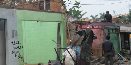 Warga Cipinang Melayu bongkar rumah di atas lahan JLNT Becakayu