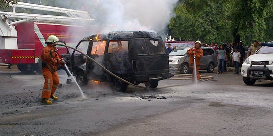 Suzuki Carry hangus terbakar di depan Mabes Polri