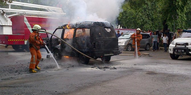  Suzuki  Carry  hangus terbakar di depan Mabes Polri 