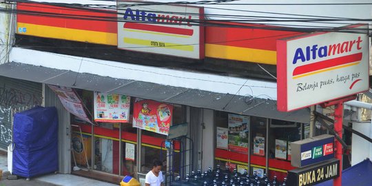 Warga Bekasi pertanyakan uang kembalian Alfamart untuk donasi