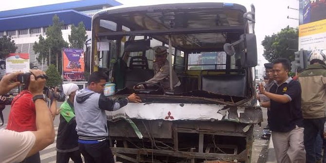 Terobos lampu merah truk  derek  hajar Kopaja di depan 