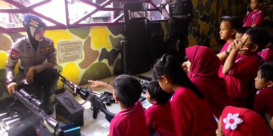 Gaya Bripda Nina kenalkan anak SD alat tempur dan cara jinakkan bom