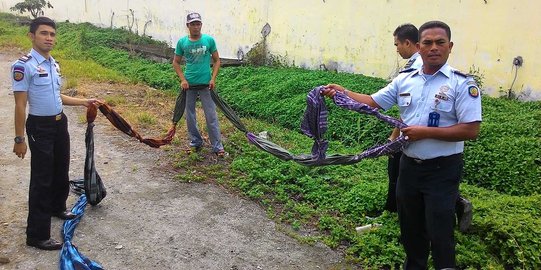 7 Napi kabur manfaatkan sarung untuk panjat tembok setinggi 8 meter