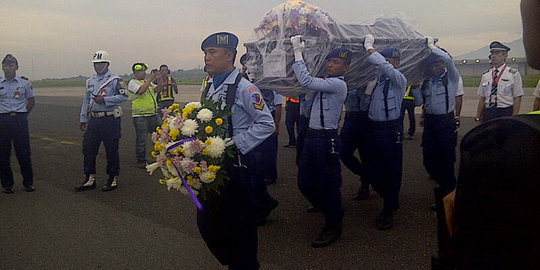 Baru 2 keluarga korban AirAsia QZ8501 terima asuransi Rp 1,2 miliar