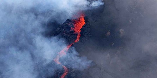 Pandangan udara erupsi Gunung Piton de la Fournaise bikin merinding