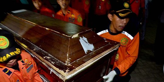 13 Potongan tubuh korban AirAsia kembali tiba di Surabaya