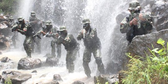 Prajurit TNI sita belasan senjata & granat di perbatasan Malaysia
