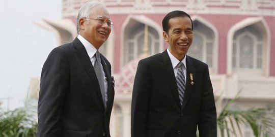 Cairkan suasana, Najib Razak ajak Jokowi keliling kantor PM Malaysia